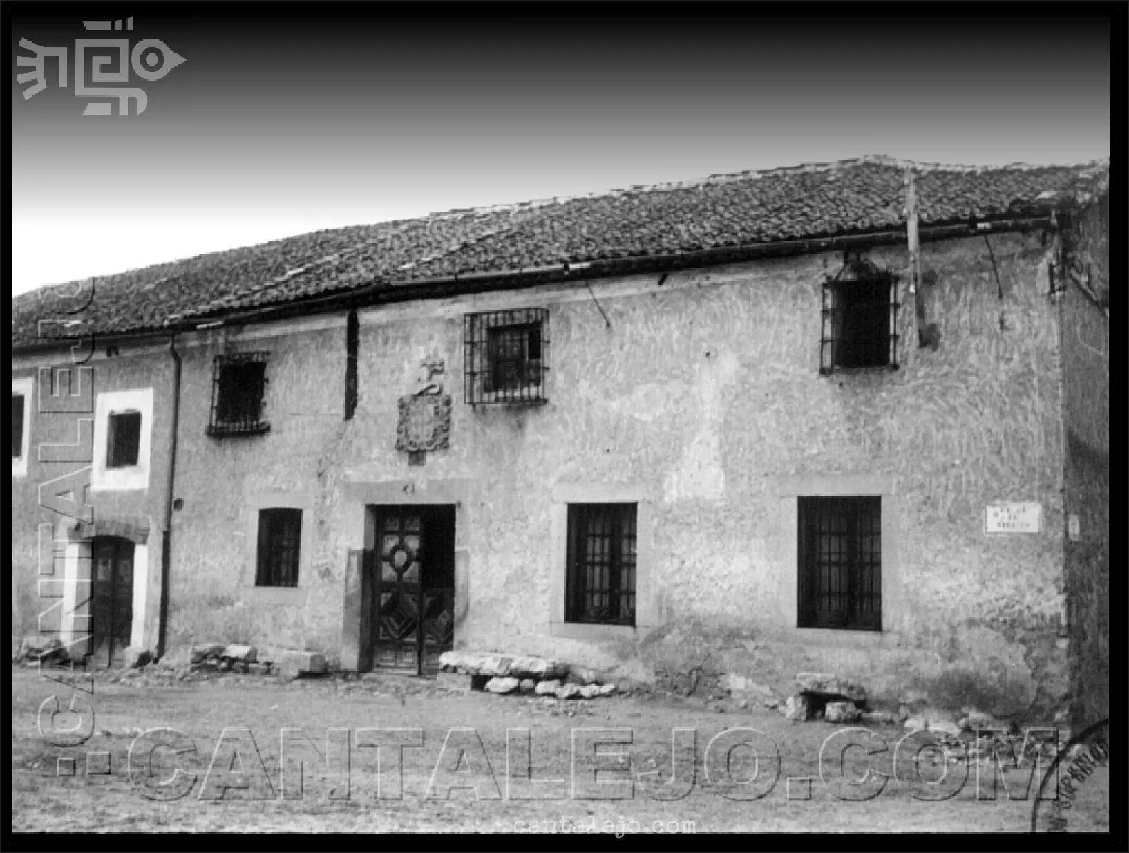 Casa Con Escudo De Piedra Antigua