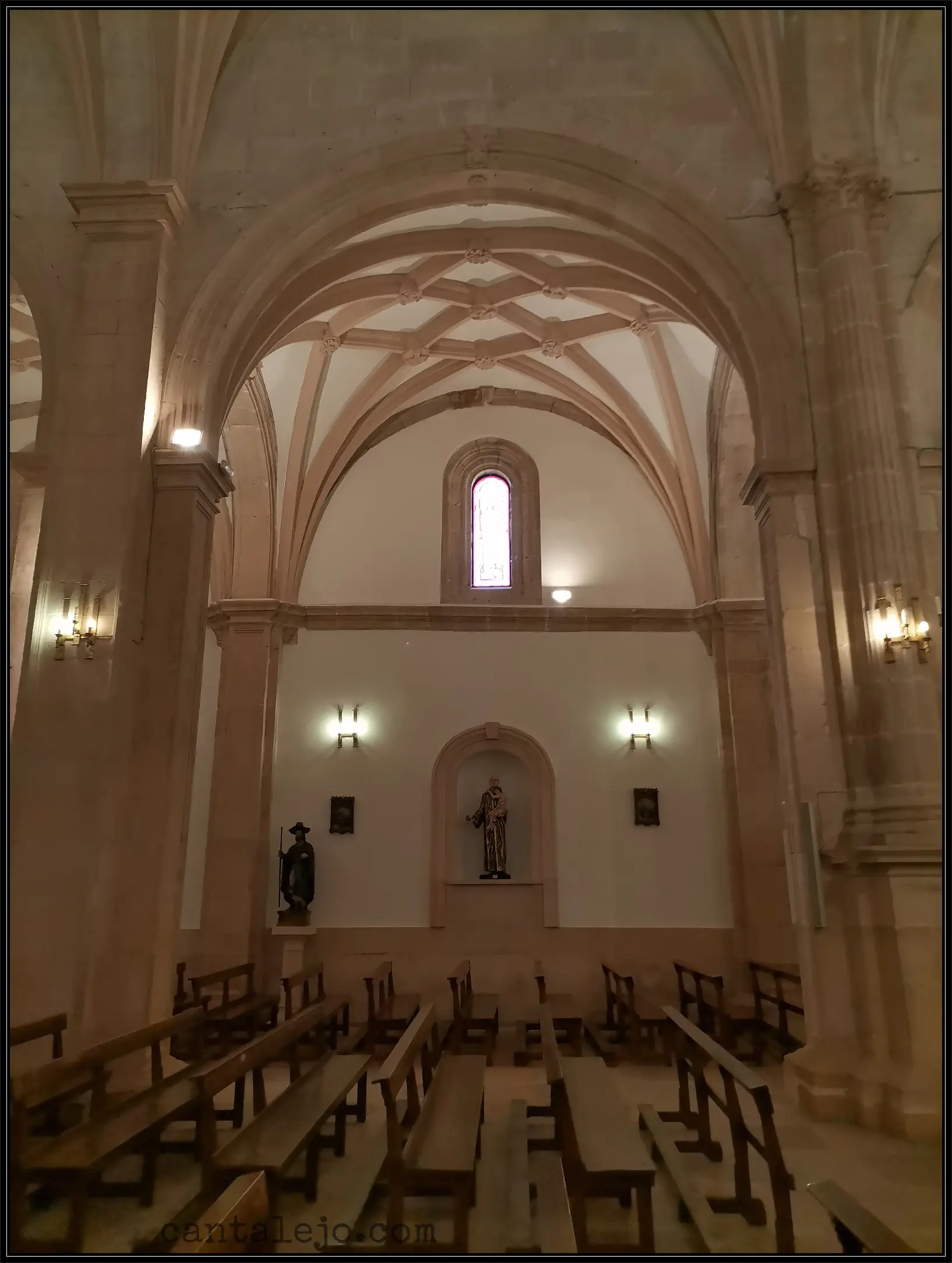 Interior De La Iglesia