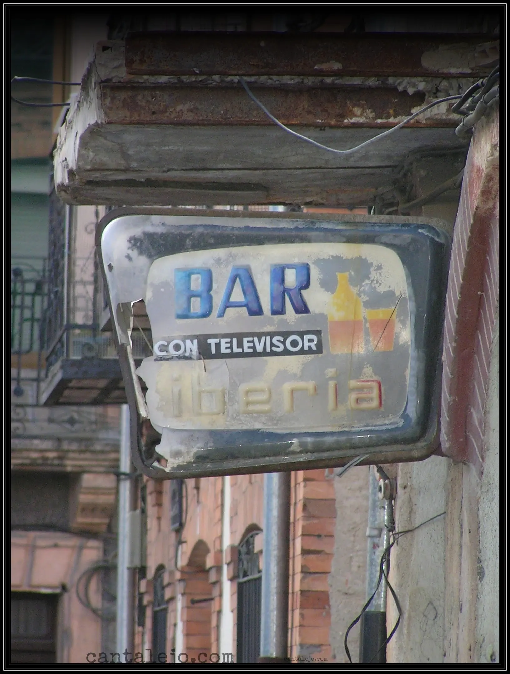Plazotilla Bar De La Morena Con Televisor